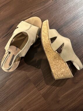 Clark’s Soft Cushion Nubuck Beige Cork Wedge